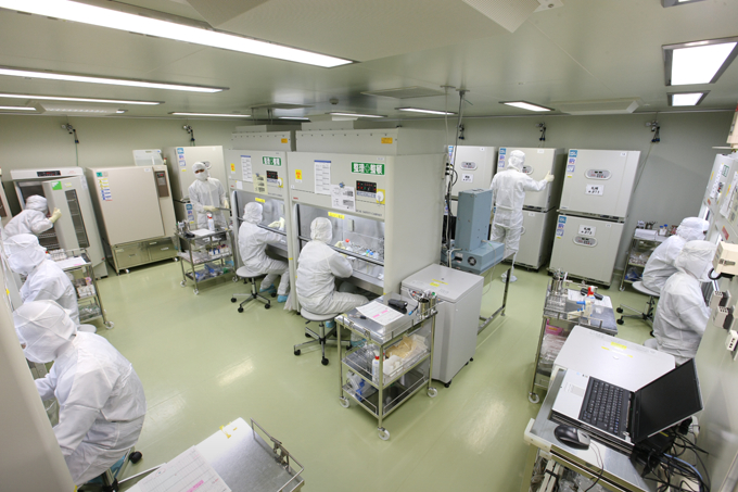 細胞培養施設 患者さんの細胞を培養するクリーンルームは、無菌医薬品を製造する部屋と同等レベルの管理がなされています。空調設備や使用する機材は、コンピューターによる一元管理システムで24時間リアルタイムに稼動状態を監視されています。